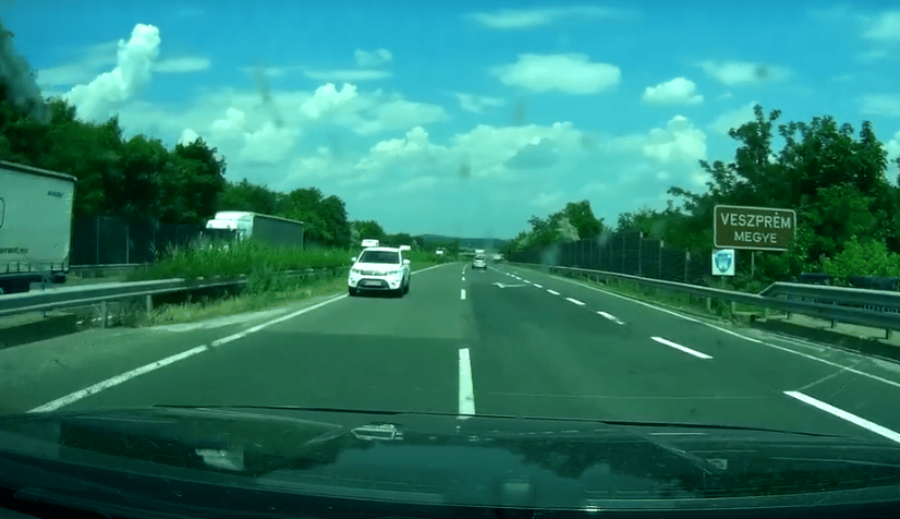 Mit tenne, ha az M7-esen szembejönne a Suzuki Vitara? Mert megtörtént