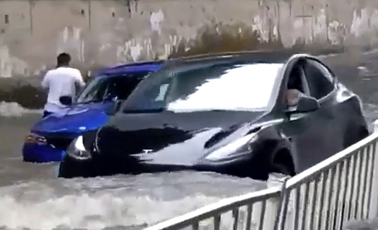 Elon Musk is megdicsérte az árvízen könnyedén átgázoló Teslát