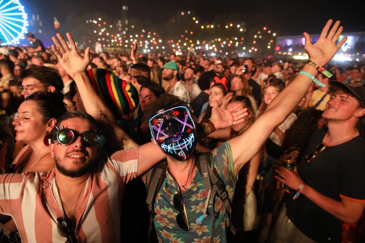 Világító neonmaszkok és őrületes buli - így látta fotóriporterünk a Kings of Leon koncertjét