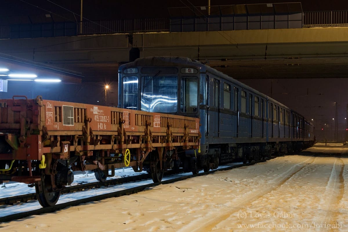 Elküldték felújításra az első metrókocsikat Budapestről – fotók