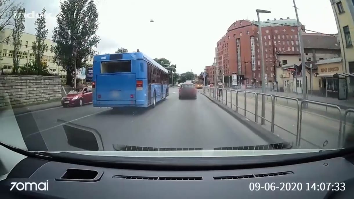 Videóra vették, ahogy egy BKV-busz fékezés nélkül áthajt a piroson a Fiumei úton