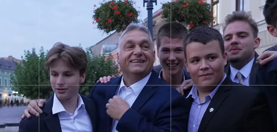 Orbán Viktor beragadt a szelfigyárba