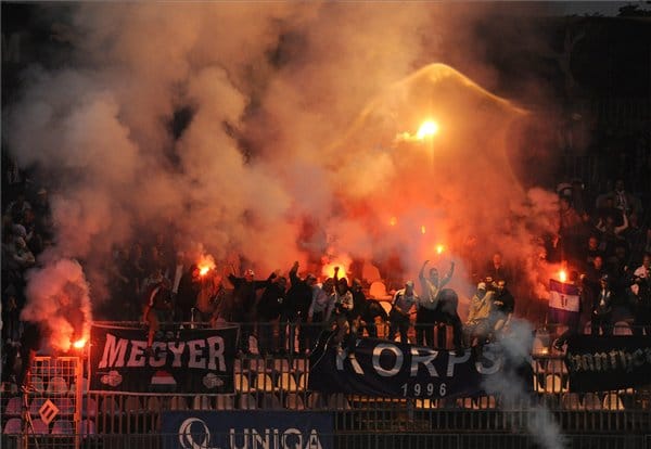 Botrány az Újpest-Fradin, füstbombák, szétszedett fémkerítés