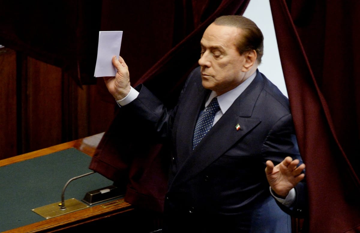 Árulás, pártszakadás, vádaskodás - Berlusconi megint robbantott