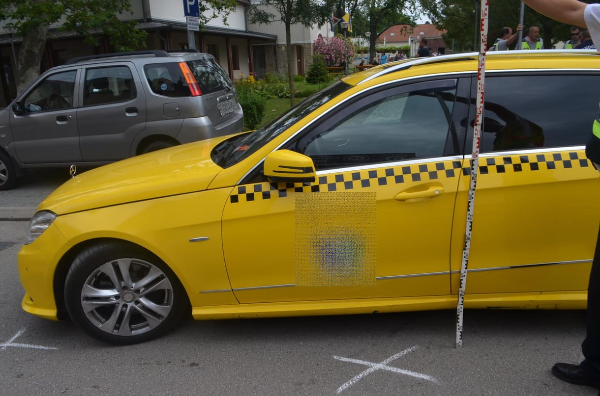 Nem állt meg a felszólításra, elsodorta az ellenőrt a taxis