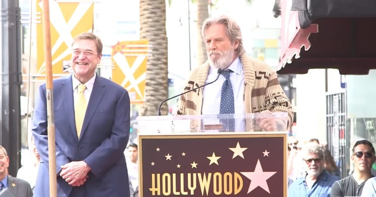 Jeff Bridges újra Lebowski bőrébe bújt barátja kedvéért – videó