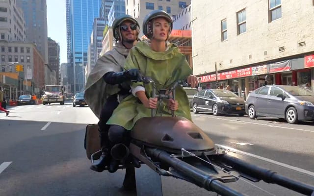 Halloween: New York utcáin körözött a Star Wars-ból ismert Speeder Bike