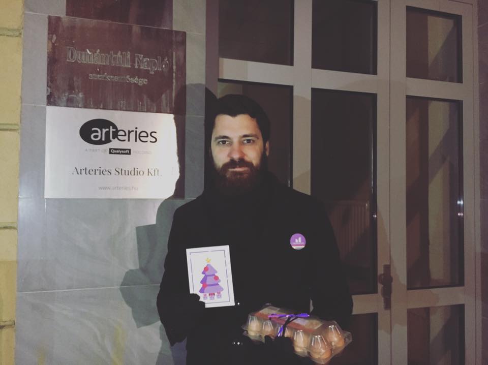 A Momentum politikusa egy doboz tojást vitt a „helyi propagandának”