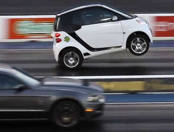 Majd hanyatt esik a Smart, miközben lenyomja a Mustangot