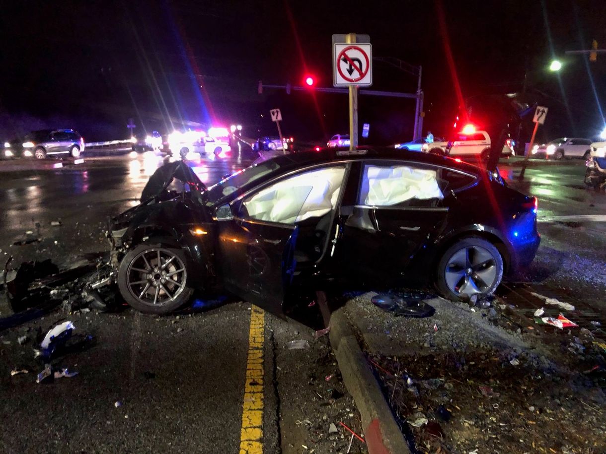 96 km/h-val csapódott álló autóba egy Tesla Model 3, a mentősök sem hittek a szemüknek