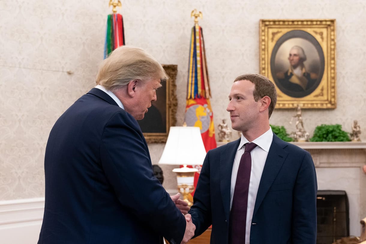 Döntött Zuckerberg, billogot kapnak a szabálysértő politikusok