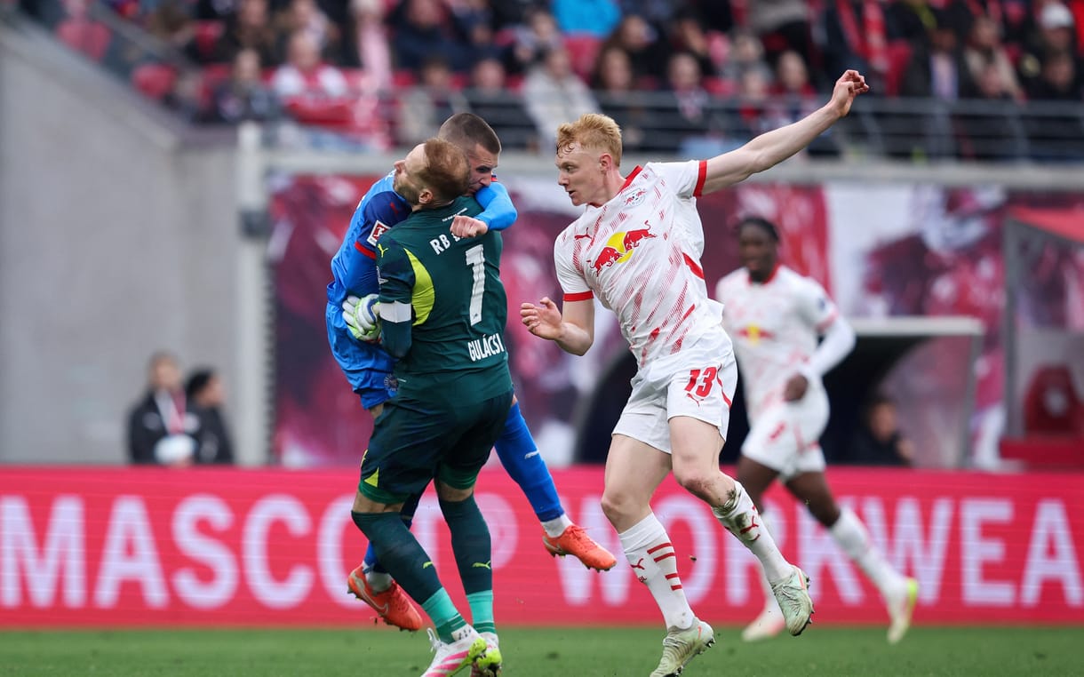 Hordágyon vitték le a pályáról Gulácsi Pétert egy durva ütközés után