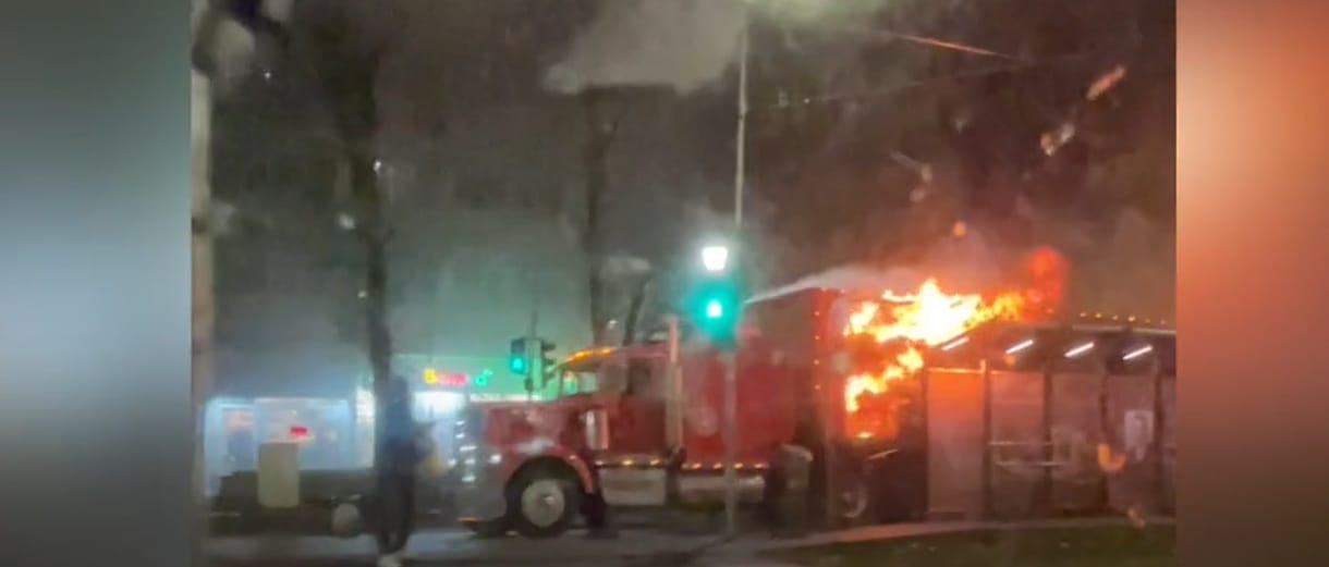 Kigyulladt a Coca-Cola ikonikus karácsonyi kamionja Romániában – videó