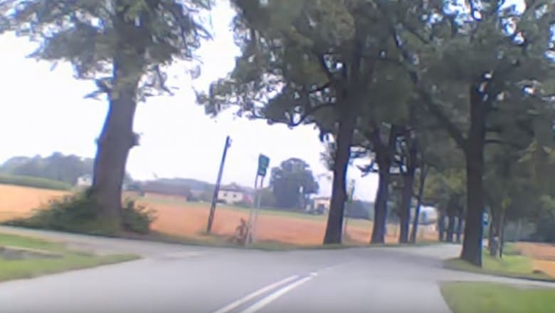 Videó: Ez az autós élete mázliját élte át, elrobogott előtte a „kaszás”