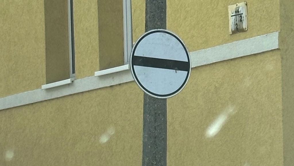 Sajátos közlekedési táblát raktak ki Pécsen, nem is tudták az autósok, mit jelent