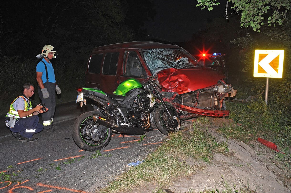 Balesetfotók: meghalt a motoros, de a motor állva maradt