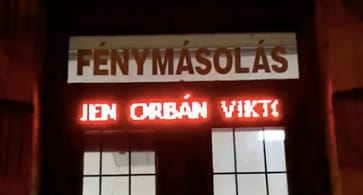 Ön szerint Orbánnal vagy Orbánon nevetnek ebben a szegedi fénymásolóban? Nézze meg, aztán döntsön
