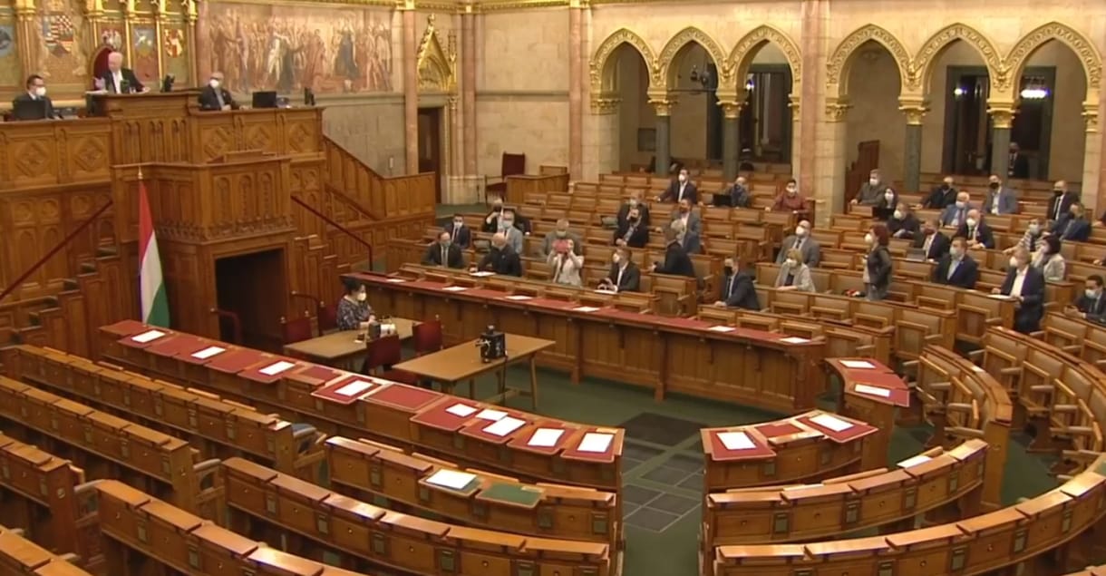 Határozatképtelen lett a rendkívüli parlamenti ülés, így fél óra alatt véget ért