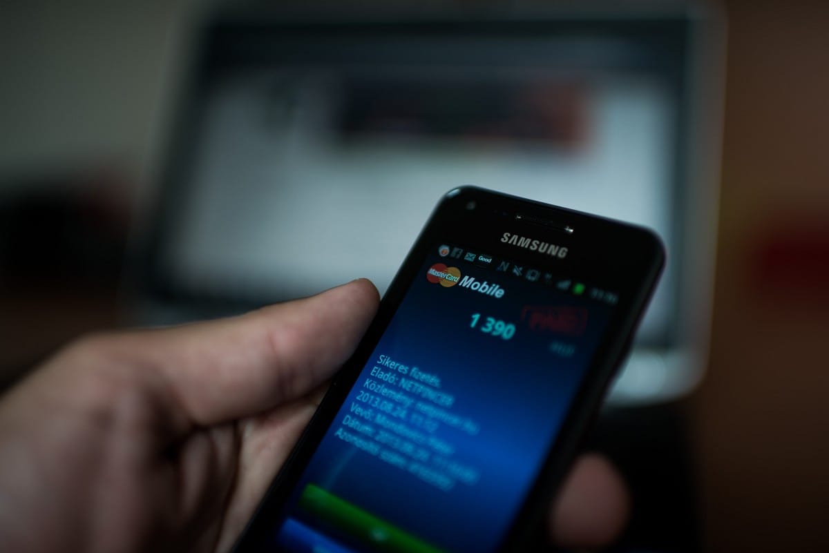 Fájdalmas, amikor becsippan a kártyás fizetésről értesítő SMS