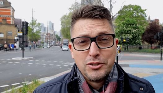 Ákos elment Londonba, és ott Kazincbarcika jutott eszébe meg Mozambik