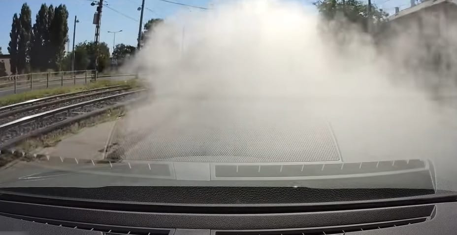 Harckocsikat megszégyenítő füsttel álcázta magát egy Renault a pesti fogalomban - videó