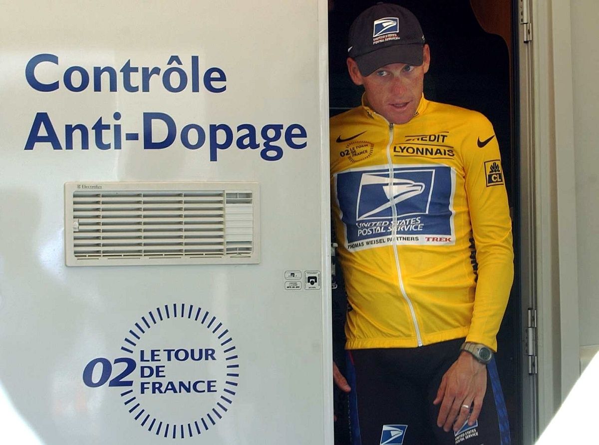 Tiszeker: Armstrong tíz éven át hazudozott és fűt-fát beperelt
