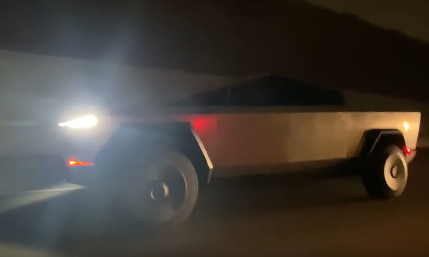 Az éjszakai autópályán bukkant fel a Tesla Cybertruck – videó