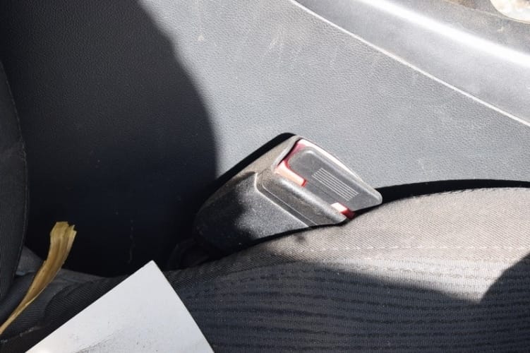 Csak egy övcsonk volt becsatolva a biztonsági öv helyett, ki is repült az utas Kislángnál