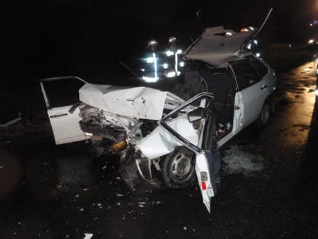 Levágta egy autó tetejét egy kamionról lerepülő vaslemez