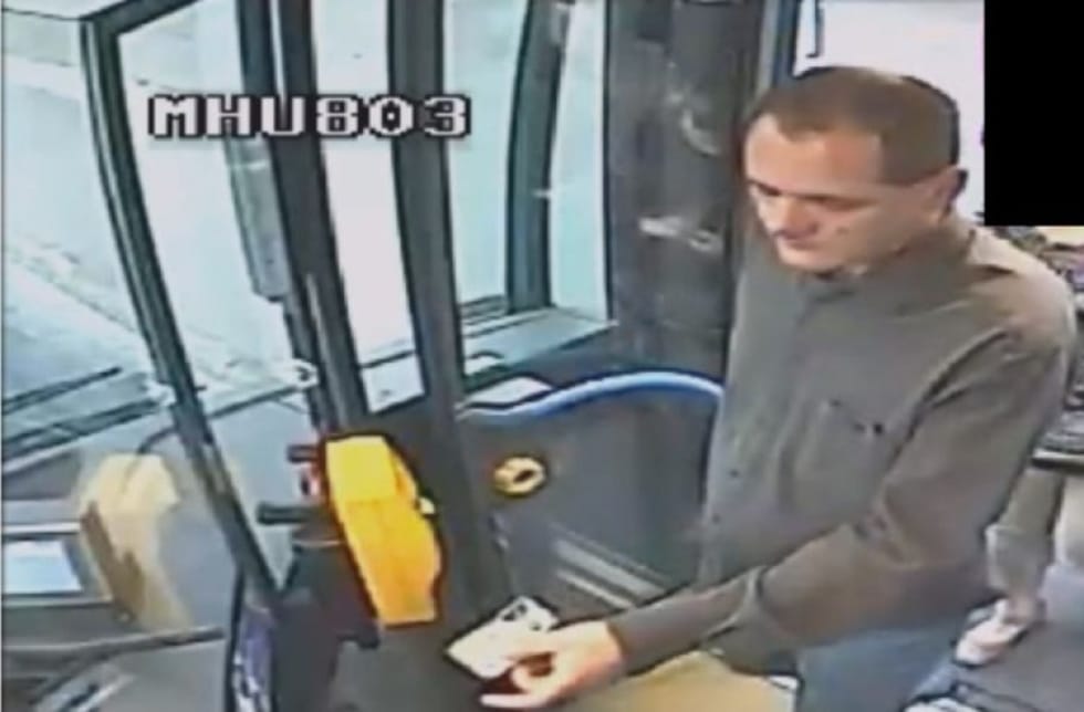 Ez a férfi lopta el a 25-ös busz sofőrjének a táskáját