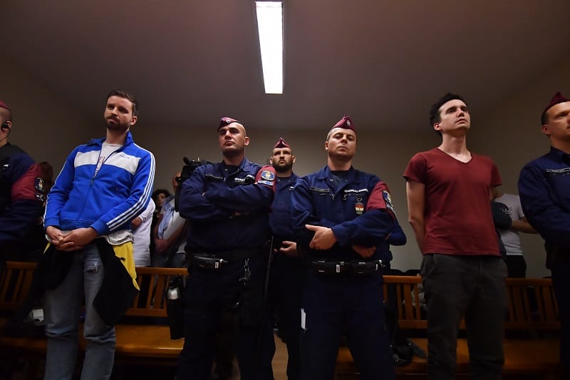 Közérdekű munkára ítélték az Áder hivatalára festéket dobó Gulyás Mártont és társát 