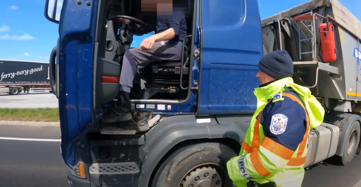Ugyanolyan veszélyes, ha valaki nem köti be magát, mintha mezítláb vezet – videó