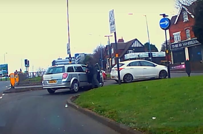 Így kell stílusosan elkapni egy cserbenhagyó sofőrt – videó