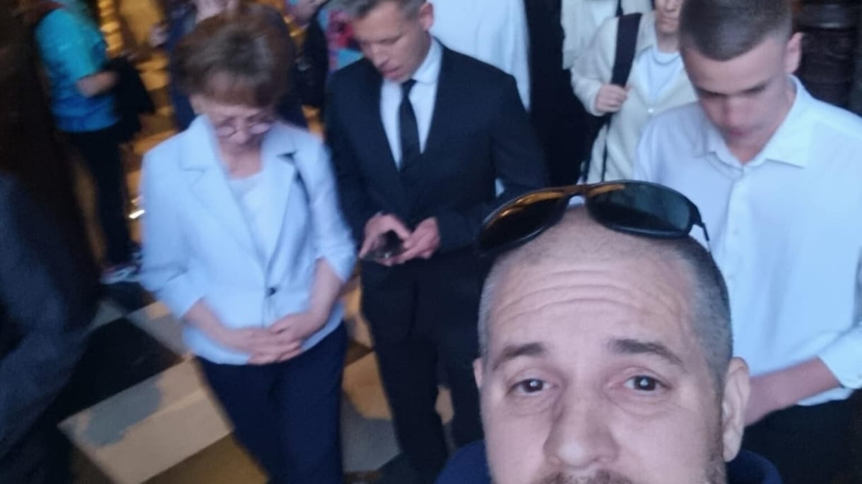 Magyar Péter arról írt, hogy apácák védték meg Bede Zsolttól a Ferenc pápa emlékére tartott gyászmisén