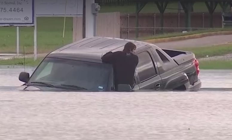 Itt egy újabb autós, aki nem tanult mások hibájából – videó