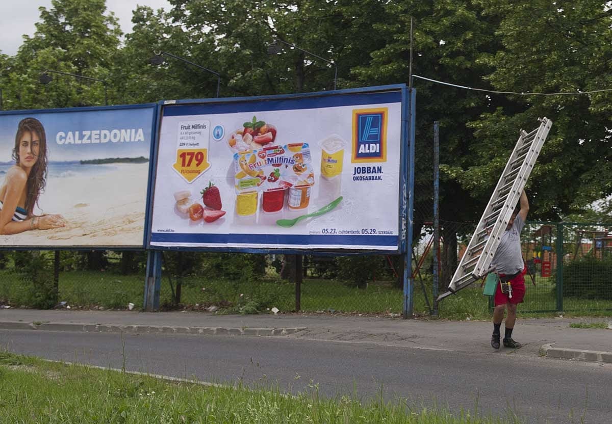 Városról városra terjeszkednek Simicska milliárdos reklámcégei