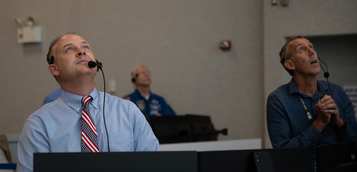 Remény és büszkeség: arcok a NASA irányítóterméből – fotók