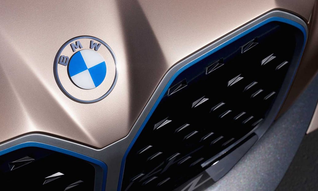 Itt az első BMW, amin már az új embléma látható