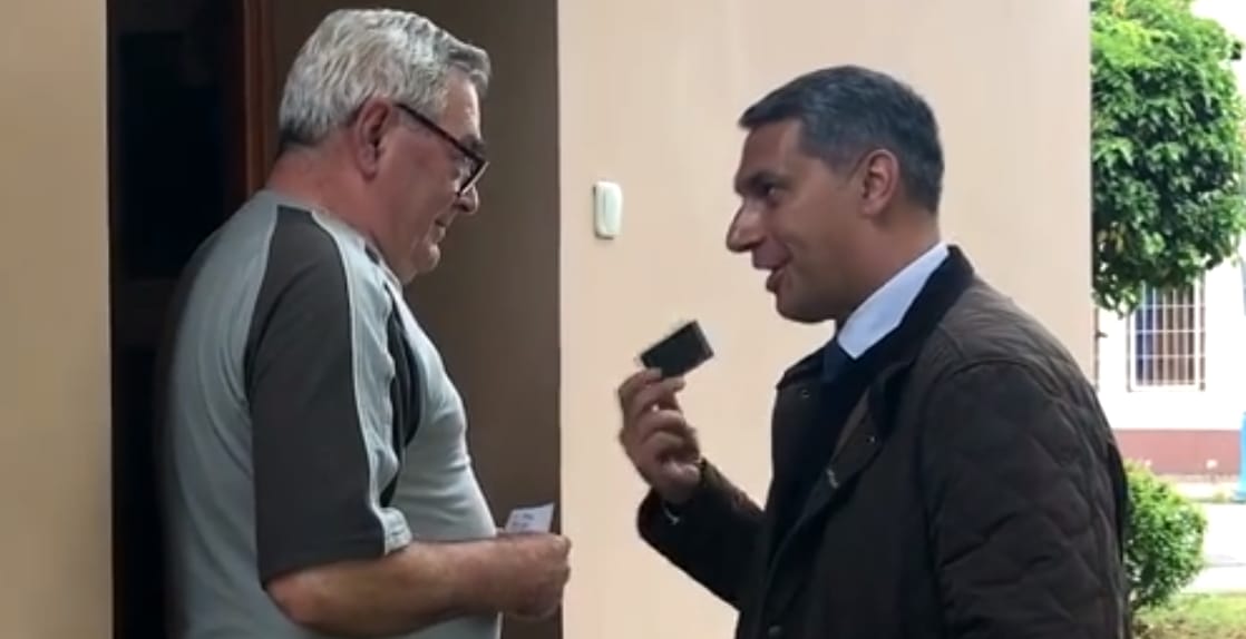 Hűtőmágneseket osztogatott Lázár János, és még ki is posztolta
