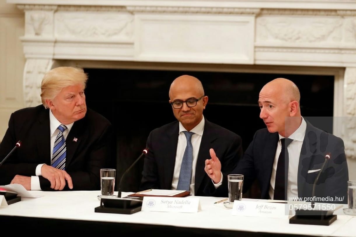 A múltat feledve és a jövőért hízelegve zarándokolnak Trumphoz a techmogulok