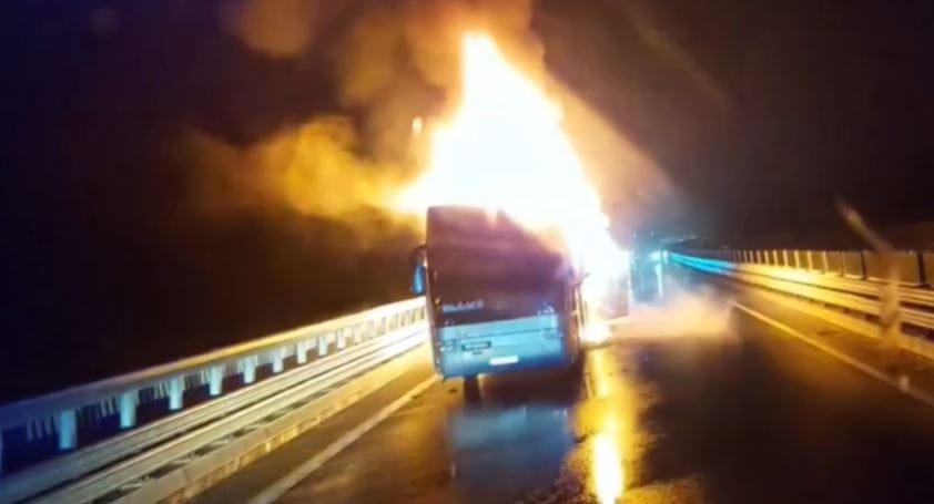 Videón a kőröshegyi völgyhídon kigyulladt turistabusz