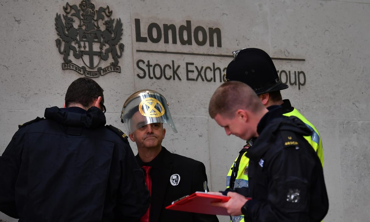 A londoni értéktőzsdéhez ragasztották magukat környezetvédő aktivisták