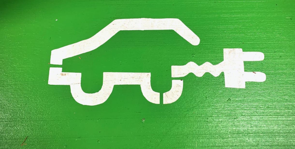A magyarok 90 százaléka otthon tölti elektromos autóját, de miért? 