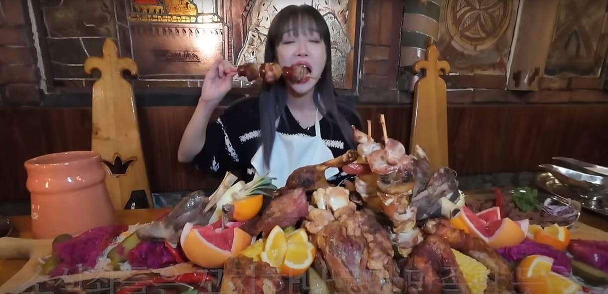 Egyméteres hústálat rendelt magának a nagy zabáló koreai influenszer egy budapesti étteremben
