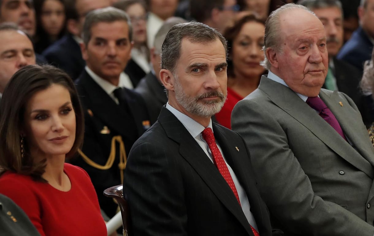 Sárral dobálta meg a feldühödött tömeg a spanyol királyt, amikor az árvíz sújtotta Valenciában járt – videó
