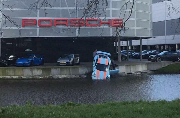 És akkor a Porsche 911 megszomjazott, és lement a tóra inni