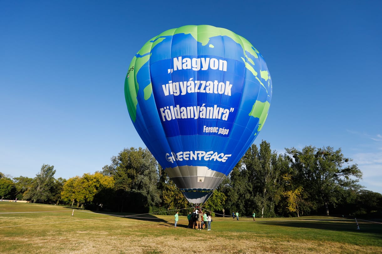 Hőlégballonon üzent Ferenc pápának a Greenpeace