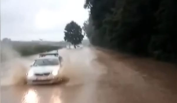Vezetés közben videózta a Volánbusz sofőrje, ahogy áthajt a vízátfolyásokon
