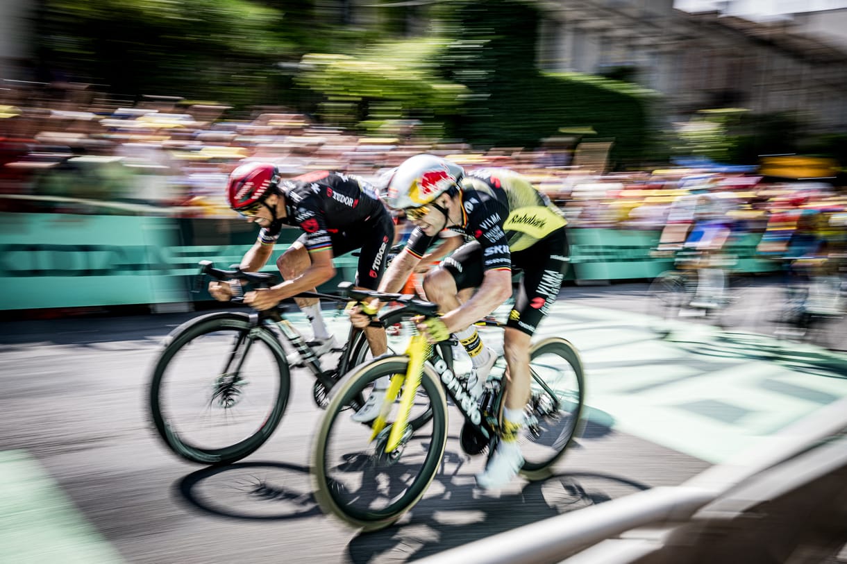 Diadalittasan ünnepelte győzelmét a Tour de France francia versenyzője, aki nem vette észre, hogy ketten is megelőzték (videóval)
