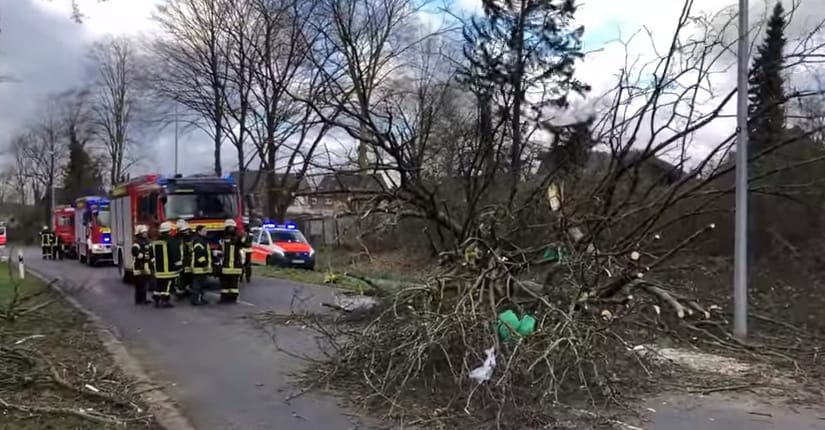 Lecsapott a vihar Nyugat-Európára, megbénult a közlekedés, már halott is van